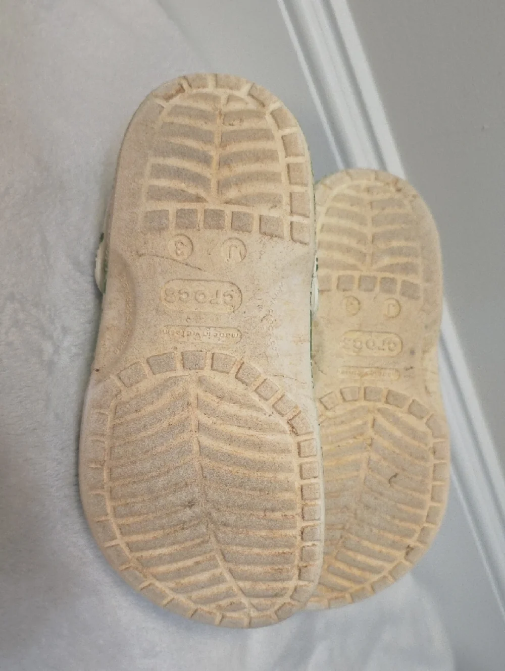 CROCS Kids Green and White Floral Pattern Clogs